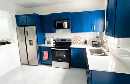New Kingston Apartamento | Luxury 3 bed 2 bath in the heart of New Kingston. Very central & safe Gated.