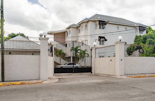 New Kingston Apartamento | Luxury 3 bed 2 bath in the heart of New Kingston. Very central & safe Gated.