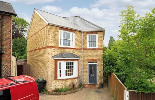 Epsom Casa | Luxury 3-Bed Epsom Haven - Modern Retreat with parking