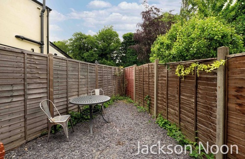 Epsom Casa | Luxury 3-Bed Epsom Haven - Modern Retreat with parking