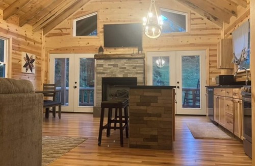 West Liberty Cabina | Luxury 3-bed hemlock log cabin Cave Run Lake area, with WiFi, gameroom, hot tub