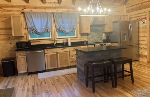 West Liberty Cabina | Luxury 3-bed hemlock log cabin Cave Run Lake area, with WiFi, gameroom, hot tub