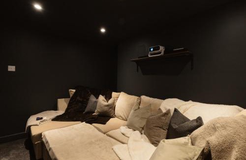 Ashton-under-Lyne Apartamento | Luxury 3 Bed Home Near Peak District with Cinema Room