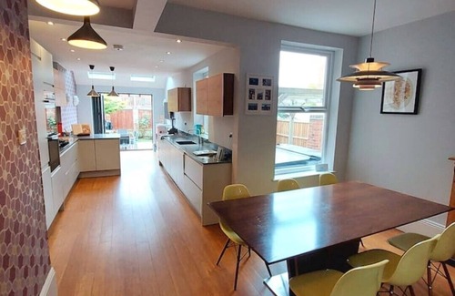 West Bridgford Casa | Luxury 3-bedroom Family Home With hot tub