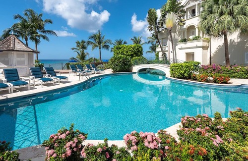 Schooner Bay Apartamento | Luxury 3-bedroom beachfront penthouse