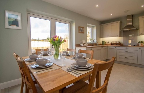 Limavady Cabaña | Luxury 3-Bedroom Cottage at the Foot of Binevenagh Mountain