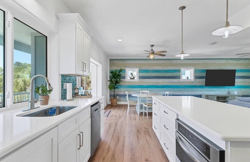Palm Island Casa | Luxury 3 Bedroom home on deep water canal!