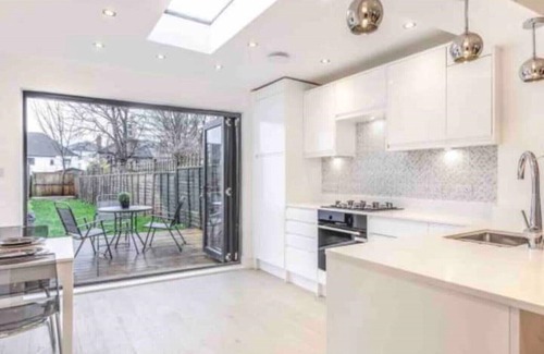 Plaistow and Sundridge Casa | Luxury 3 Bedroom House in Bromley, South East London