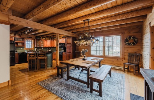 South Mountain Cabina | Luxury 3 Bedroom Log Cabin in Snowshoe Resort’s Hawthorne Valley - Sleeps 8 - 10