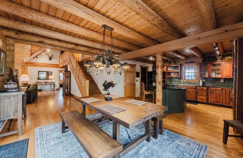 South Mountain Cabina | Luxury 3 Bedroom Log Cabin in Snowshoe Resort’s Hawthorne Valley - Sleeps 8 - 10