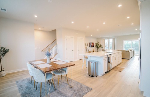 Ashburn Casa | Luxury 3-bedroom Newly Built Ashburn Home 40 Min to DC 4 Mins to Train Station