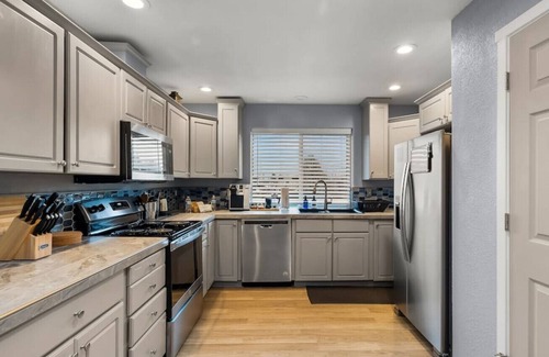 Aberdeen Casa | Luxury 3-bedroom Tri-Level w/ Game Room