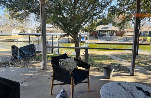 Granbury Casa | Luxury 3 bedroom waterfront home w/EV charger