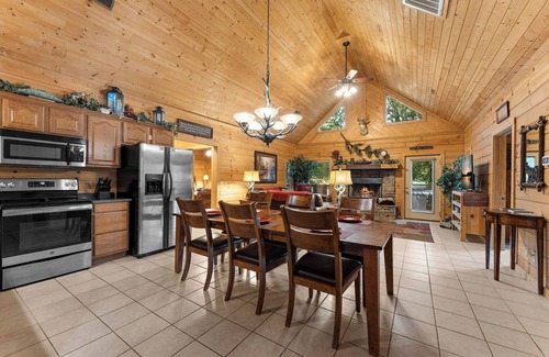 Branson Cedars Cabina | Lujo 3 BR / 2BA Real Log Cabin-W / Private Hot Tub!