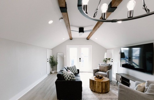 Burton Otro | Luxury 3 BR Stay Sleeps 6 Stunning Farm