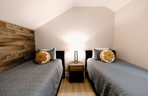 Burton Otro | Luxury 3 BR Stay Sleeps 6 Stunning Farm
