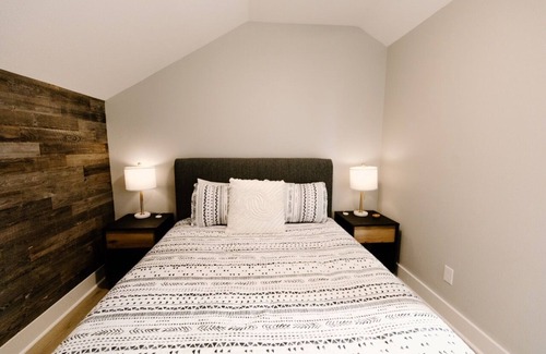 Burton Otro | Luxury 3 BR Stay Sleeps 6 Stunning Farm