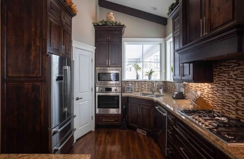 Herriman Casa | Luxury 3000 sf custom home with deck & hottub, large master suite and gym.