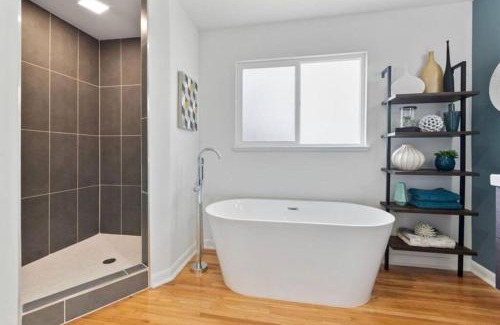Virginia Village Casa | Luxury 3b-3b- Hot tub, Sauna, Personal Gym