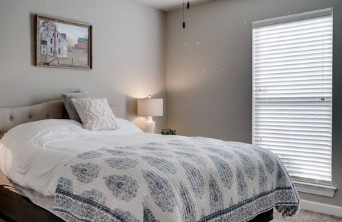 Conway Casa | Luxury 3bd 2 bath Villa - Downtown/Coffee Bar/Indoor Fireplace/Pergola