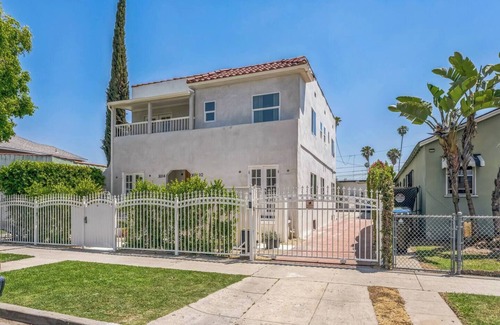 Downtown Los Angeles Condominio | Luxury 3BD/2BA Upper Condo w/Parking, W/D, A/C + Stunning DTLA & Mountain Views