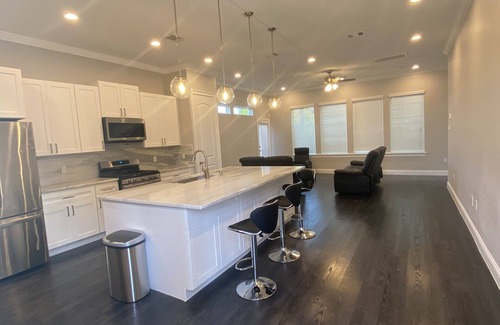 Southeast Houston Villa | Luxury 3bed 2.5bath home with Master balcony