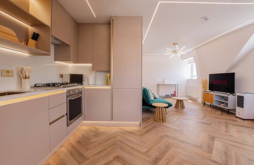 Roxeth Apartamento | Luxury 3BR Apartment Family Comfort & Style