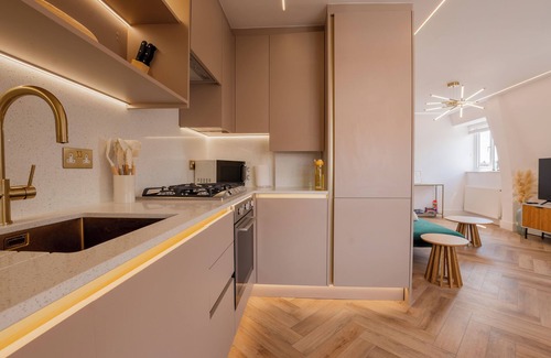Roxeth Apartamento | Luxury 3BR Apartment Family Comfort & Style