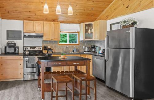 Rideau Lakes Casa | Luxury 3BR Cabin with Patio FirePit and BBQ