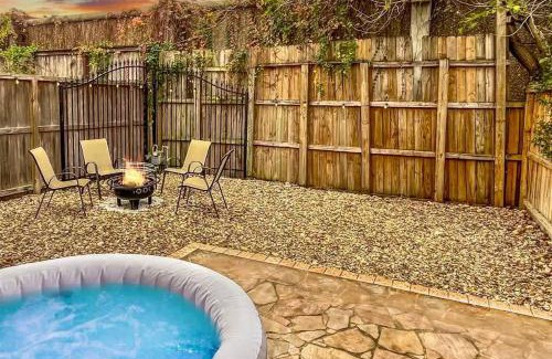 Washington Ave./ Memorial Park Casa | Luxury 3BR Heights House l Yard l Fast Wifi l Hot Tub