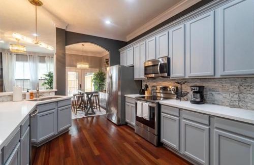 Washington Ave./ Memorial Park Casa | Luxury 3BR Heights House l Yard l Fast Wifi l Hot Tub