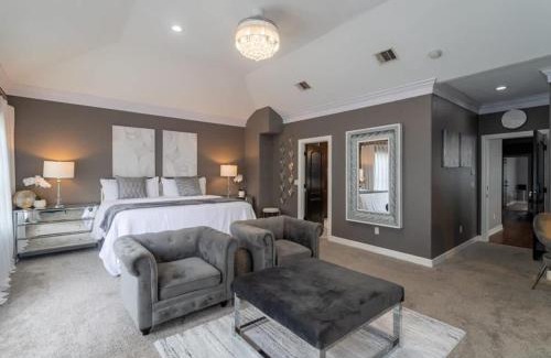 Washington Ave./ Memorial Park Casa | Luxury 3BR Heights House l Yard l Fast Wifi l Hot Tub