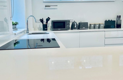 Petham Casa | Luxury 3BR Home, Chartham, Parking &Hot Tub