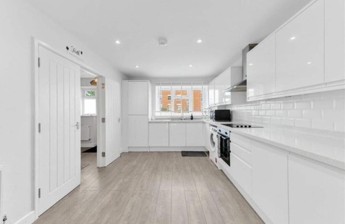 Petham Casa | Luxury 3BR Home, Chartham, Parking &Hot Tub