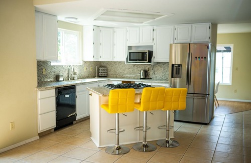 La Presa Casa | Luxury 3BR Home + Hot Tub & Large Deck Sunset View