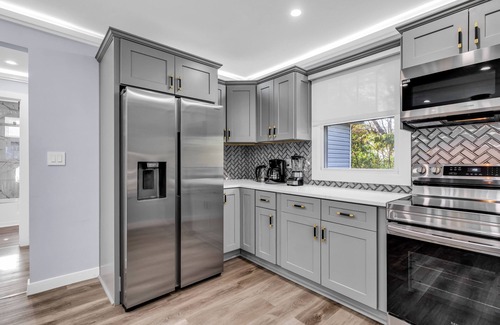 Villa Heights Cabaña | Luxury 3BR House in Charlotte