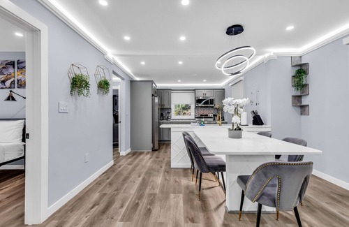 Villa Heights Cabaña | Luxury 3BR House in Charlotte