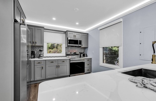 Villa Heights Cabaña | Luxury 3BR House in Charlotte