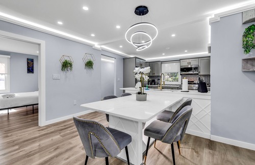 Villa Heights Cabaña | Luxury 3BR House in Charlotte