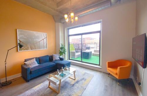 Near South Side Apartamento | Luxury 3BR Spacious Suite Sleeps 8 Guests with Patio, Skyline View, Optional Parking and Gym Access Near McCormick Place and Lakefront