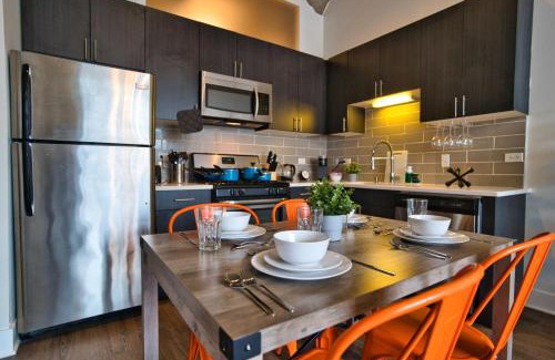 Near South Side Apartamento | Luxury 3BR Spacious Suite Sleeps 8 Guests with Patio, Skyline View, Optional Parking and Gym Access Near McCormick Place and Lakefront