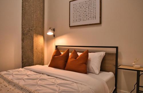 Near South Side Apartamento | Luxury 3BR Spacious Suite Sleeps 8 Guests with Patio, Skyline View, Optional Parking and Gym Access Near McCormick Place and Lakefront