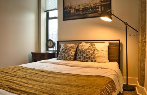 Near South Side Apartamento | Luxury 3BR Spacious Suite Sleeps 8 Guests with Patio, Skyline View, Optional Parking and Gym Access Near McCormick Place and Lakefront
