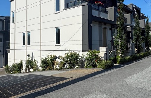 North Vancouver Casa | Luxury 3BR Townhome Garage A/C 3+ Month Stay