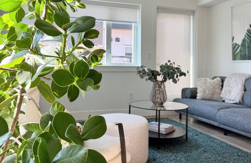 North Vancouver Casa | Luxury 3BR Townhome Garage A/C 3+ Month Stay