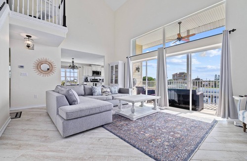 Hernando Beach Casa | Luxury 3BR Waterfront Escape and Boaters Dream w/ Heated Pool, Jacuzzi & Private Dock – Gulf Access!