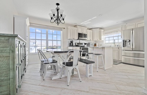 Hernando Beach Casa | Luxury 3BR Waterfront Escape and Boaters Dream w/ Heated Pool, Jacuzzi & Private Dock – Gulf Access!