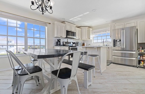 Hernando Beach Casa | Luxury 3BR Waterfront Escape and Boaters Dream w/ Heated Pool, Jacuzzi & Private Dock – Gulf Access!