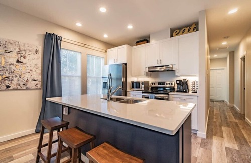 East Ybor Casa | Luxury 3BR Ybor City Townhouse Near 7th