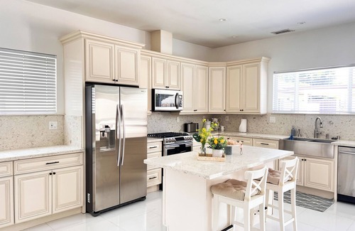 Tarzana Apartamento | Luxury 4 BD w/ Pool, Jacuzzi, W/D